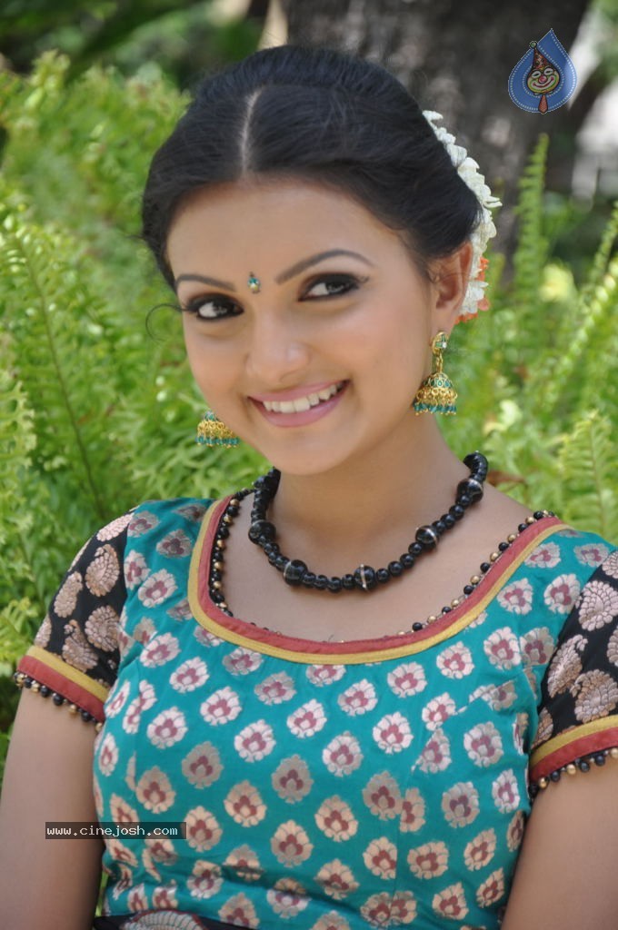 Saranya Mohan New Photos - 18 / 32 photos
