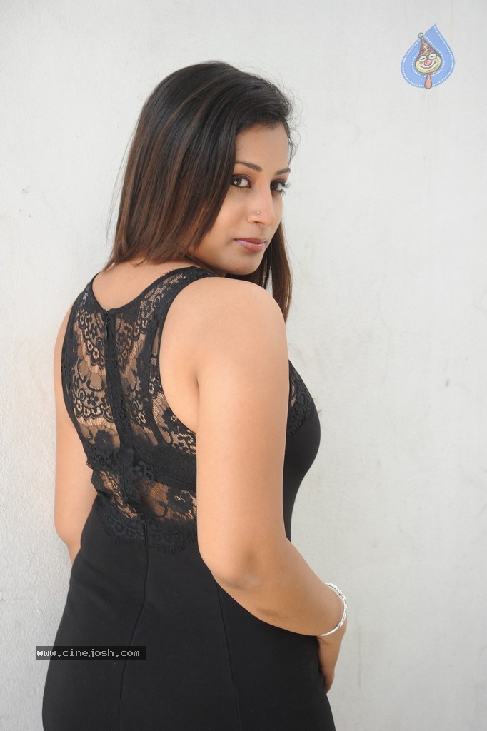 Sarika Stills - 86 / 111 photos