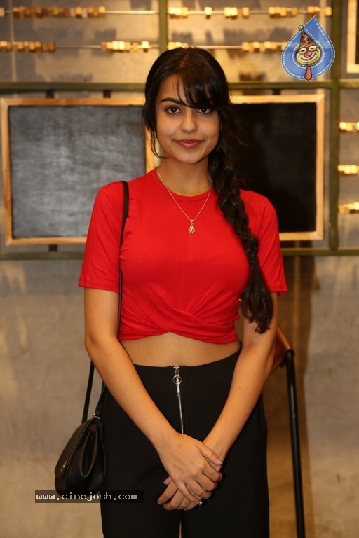 Sasha Singh Latest Photos - 4 / 15 photos