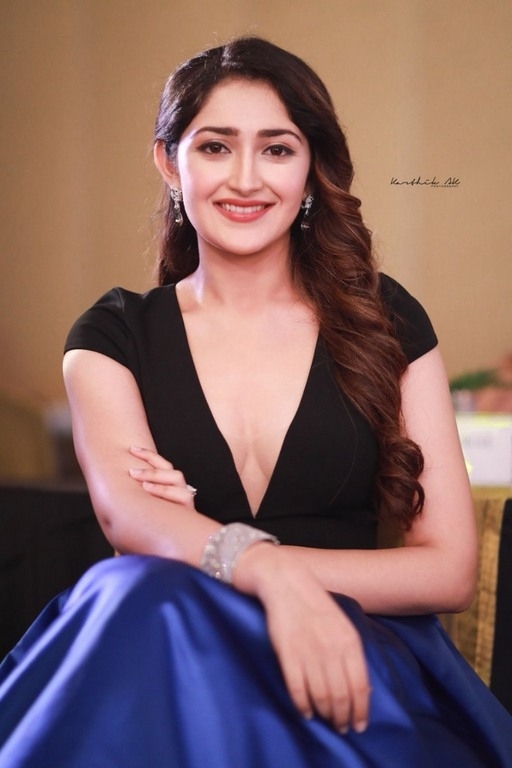 [Image: sayesha_saigal_stills_1902190210_01.jpg]