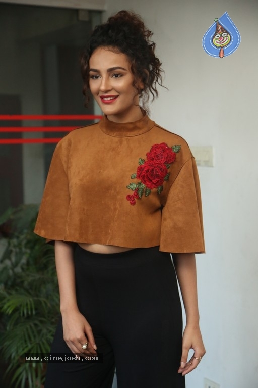 Seerat Kapoor at Raju Gari Gadhi 2 Press Meet - 22 / 30 photos
