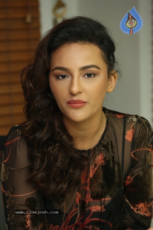 Seerat Kapoor Interview Photos - 27 / 30 photos