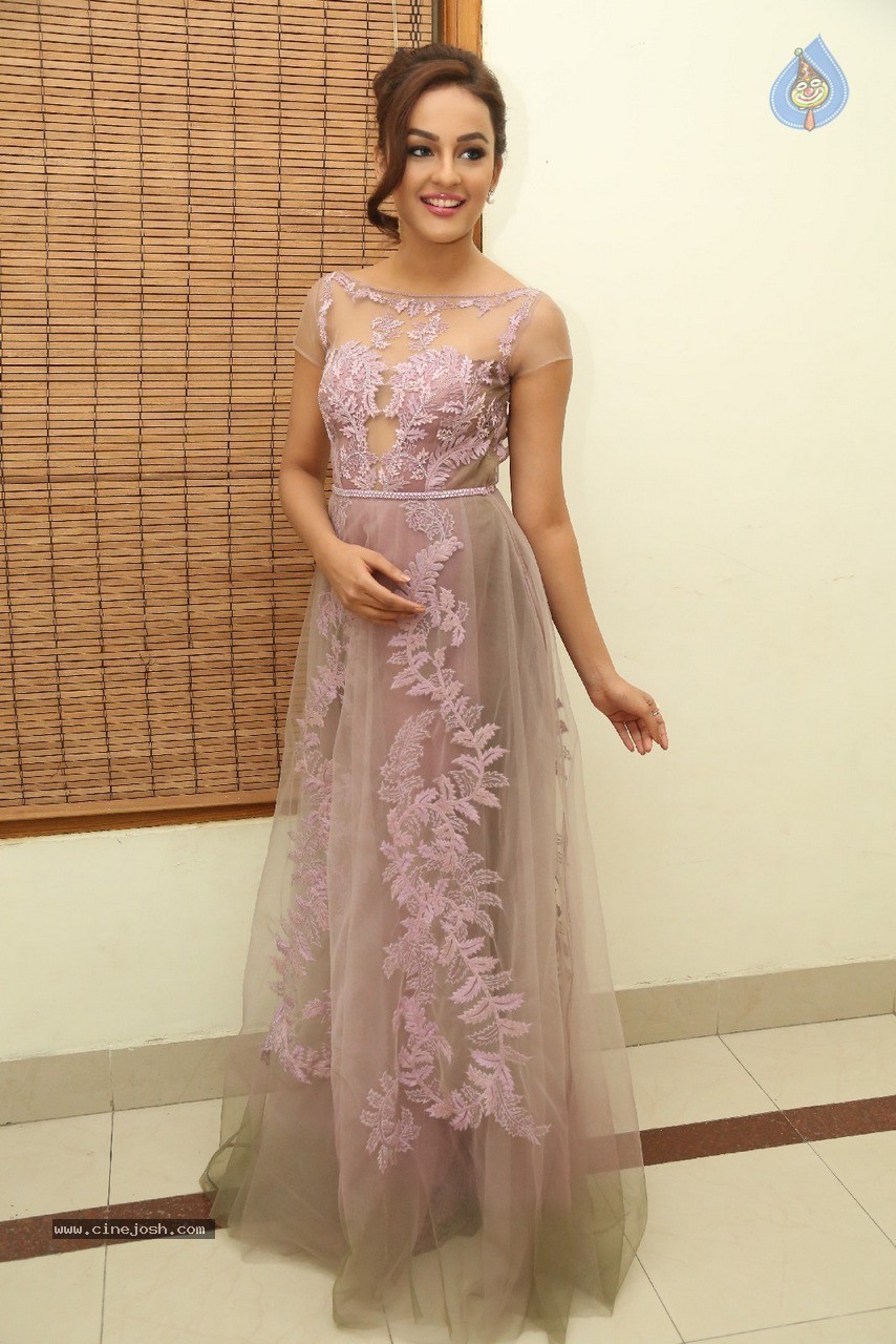 Seerat Kapoor Latest Gallery - 46 / 86 photos