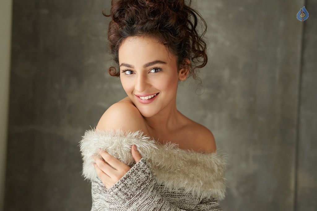 Seerat Kapoor Latest Photos - 2 / 5 photos
