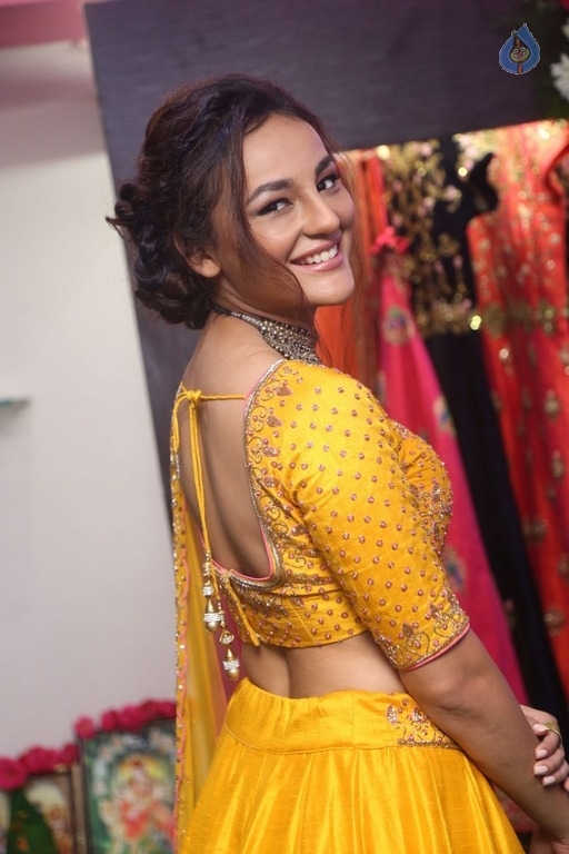 Seerat Kapoor New Gallery - 10 / 21 photos