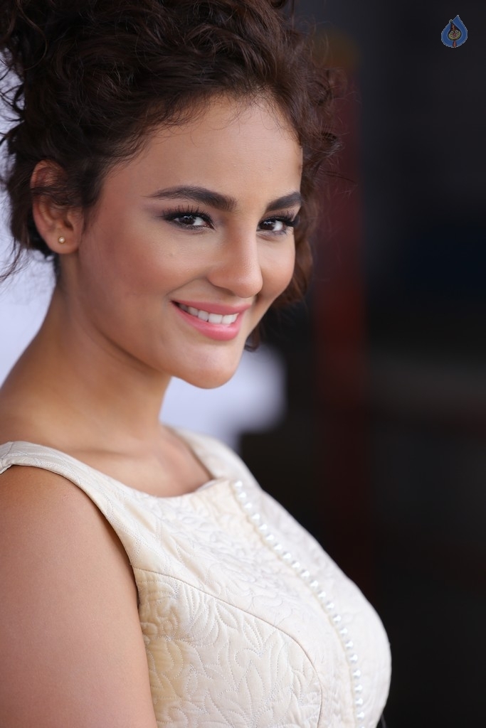 Seerat Kapoor New Photos - 7 / 21 photos