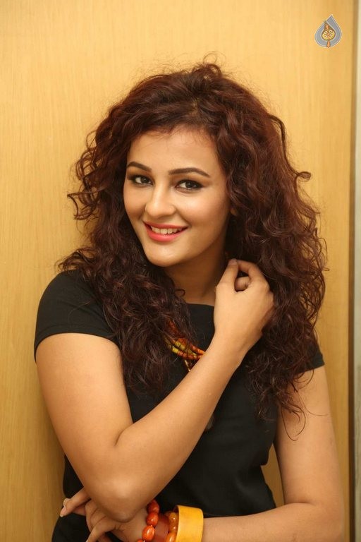 Seerat Kapoor New Photos - 26 / 52 photos