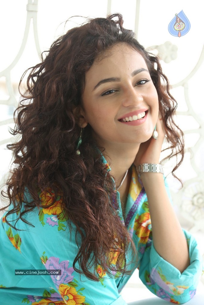 Seerat Kapoor New Stills - 6 / 130 photos