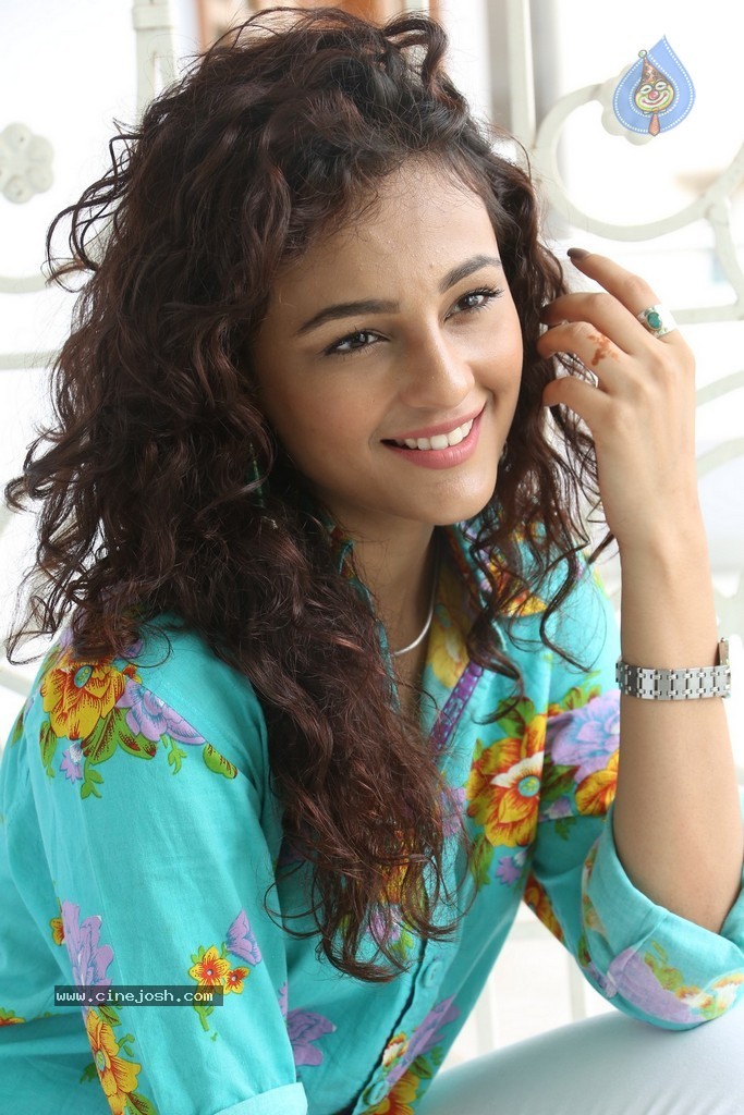 Seerat Kapoor New Stills - 10 / 130 photos