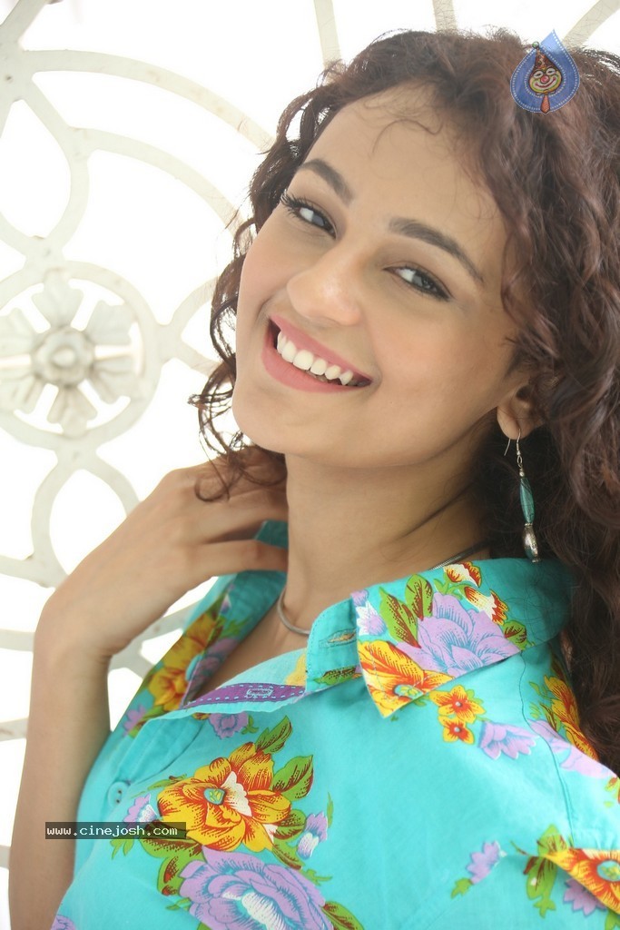 Seerat Kapoor New Stills - 15 / 130 photos