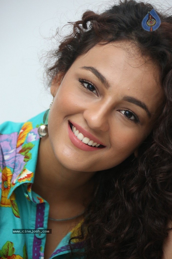 Seerat Kapoor New Stills - 20 / 130 photos