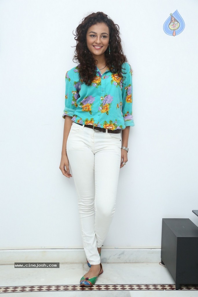 Seerat Kapoor New Stills - 22 / 130 photos