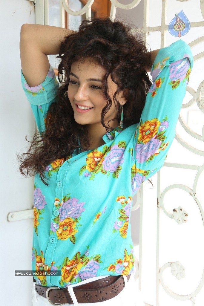 Seerat Kapoor New Stills - 26 / 130 photos