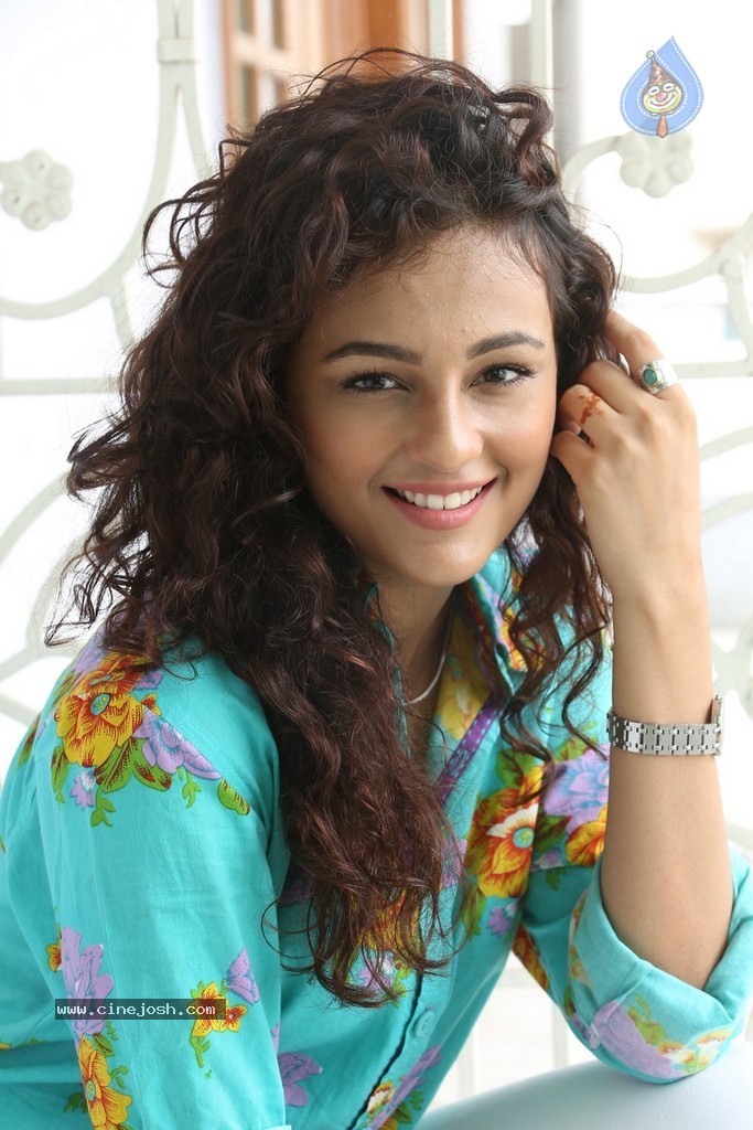 Seerat Kapoor New Stills - 72 / 130 photos