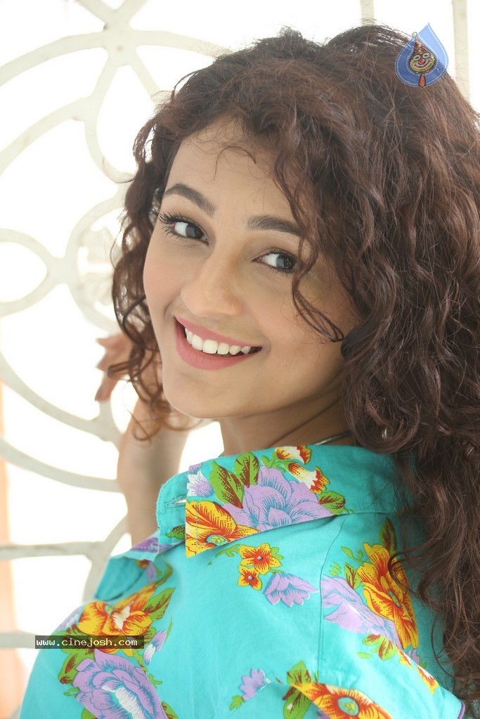 Seerat Kapoor New Stills - 102 / 130 photos