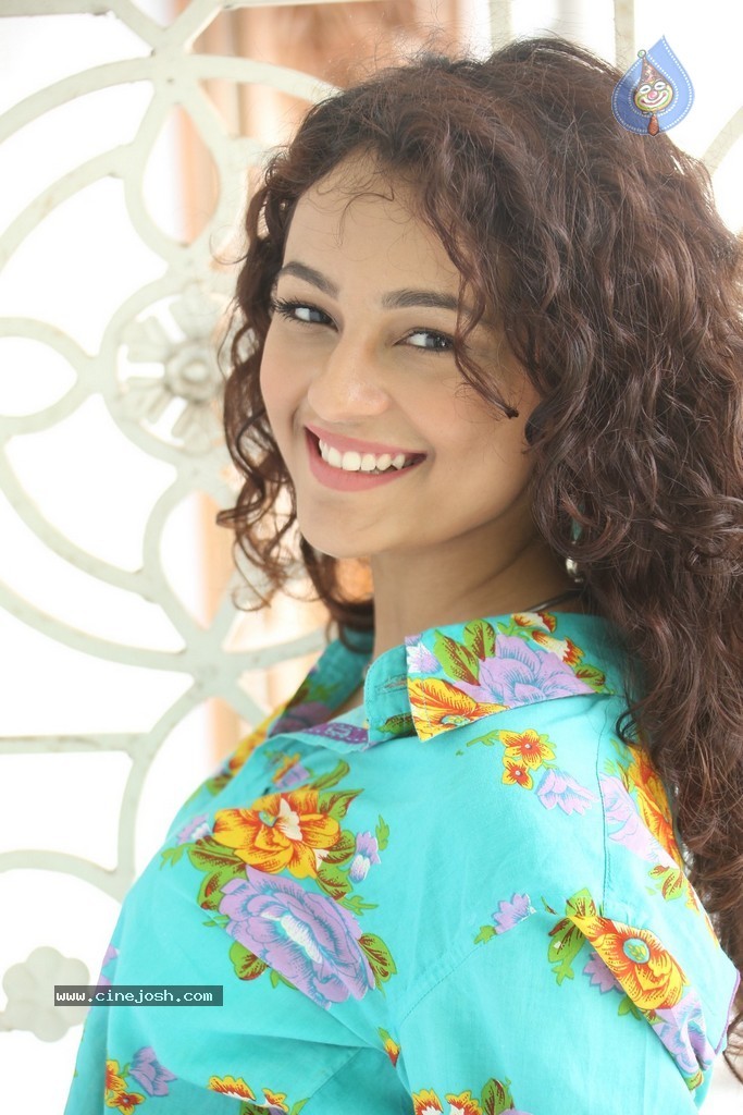 Seerat Kapoor New Stills - 104 / 130 photos