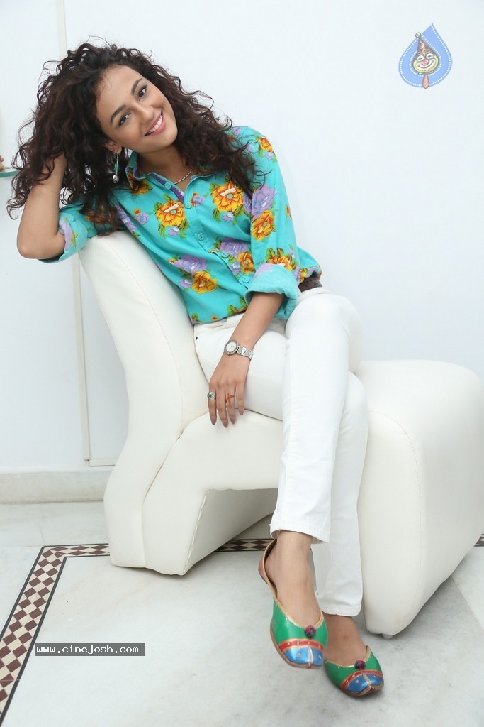 Seerat Kapoor New Stills - 128 / 130 photos