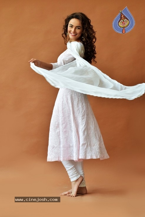 Seerat Kapoor Stills - 9 / 13 photos