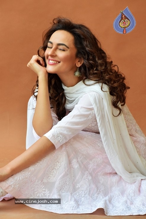 Seerat Kapoor Stills - 10 / 13 photos
