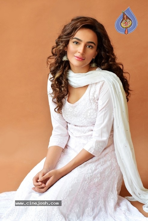 Seerat Kapoor Stills - 12 / 13 photos