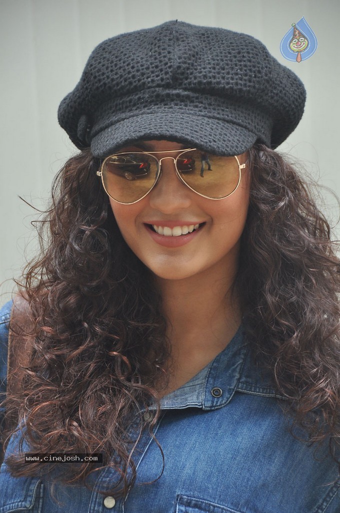 Seerath Kapoor New Pics - 27 / 143 photos
