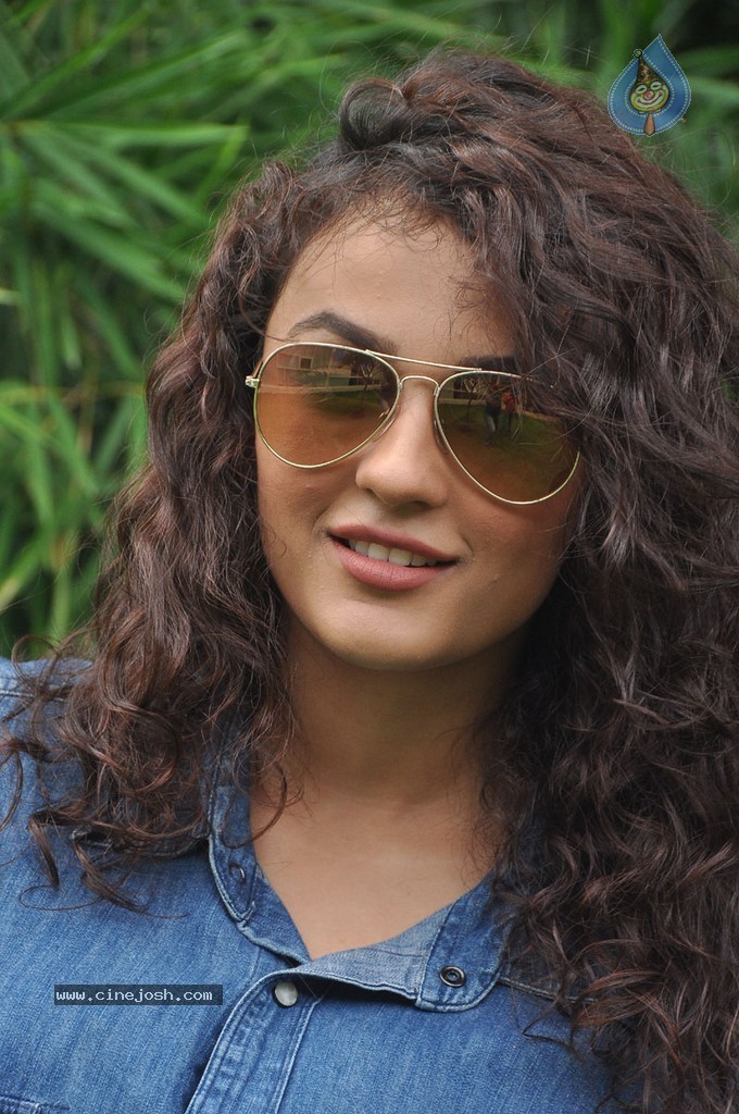 Seerath Kapoor New Pics - 28 / 143 photos