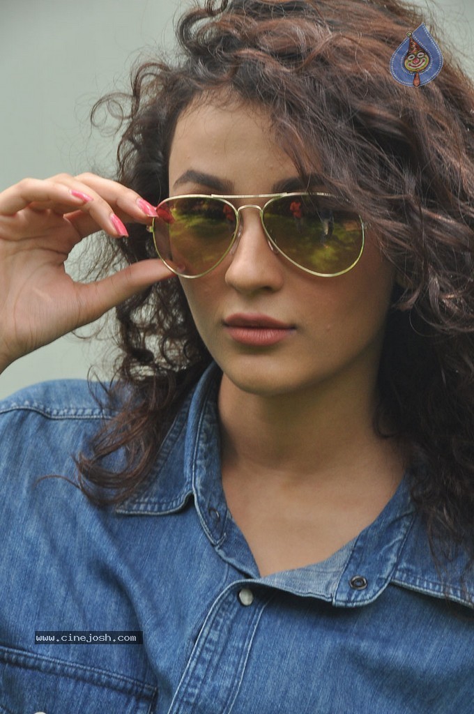 Seerath Kapoor New Pics - 31 / 143 photos