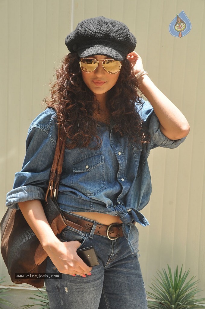 Seerath Kapoor New Pics - 33 / 143 photos