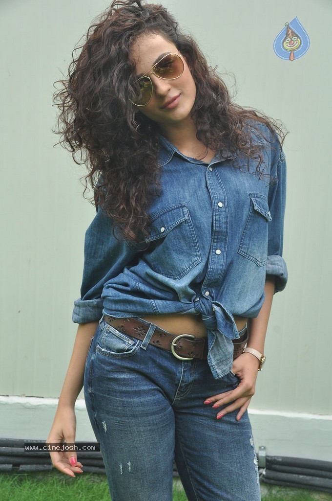 Seerath Kapoor New Pics - 34 / 143 photos