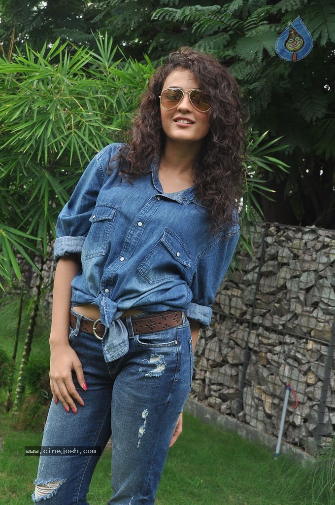 Seerath Kapoor New Pics - 35 / 143 photos
