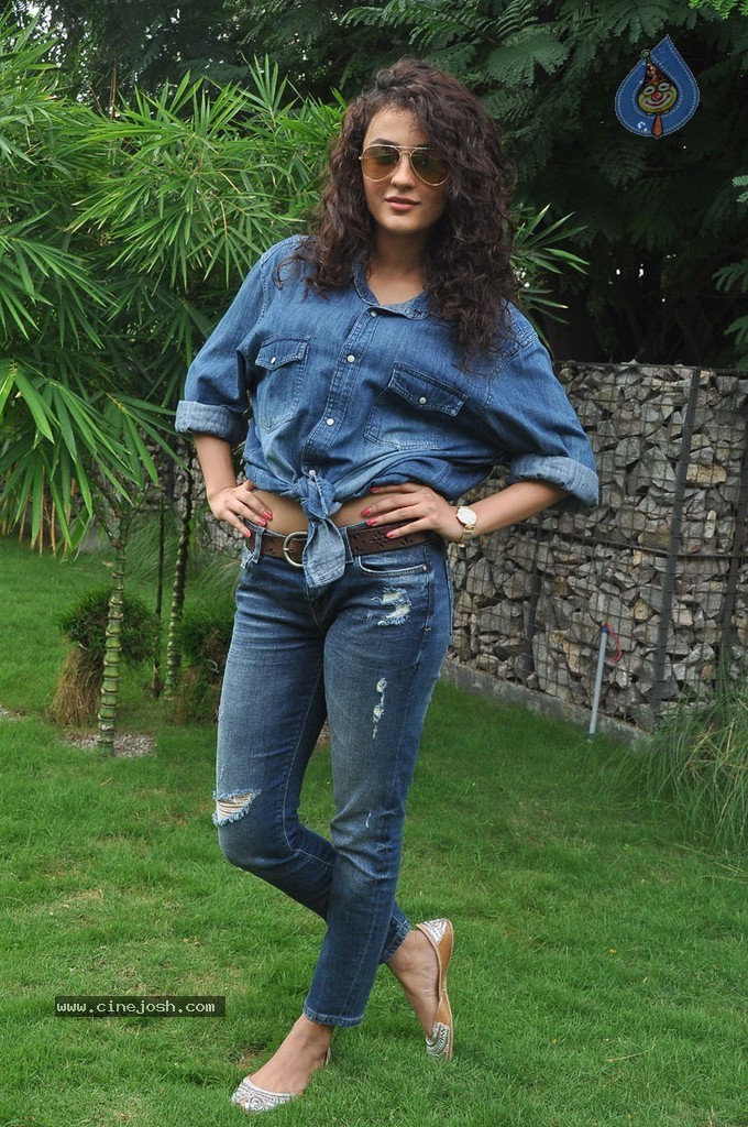 Seerath Kapoor New Pics - 41 / 143 photos