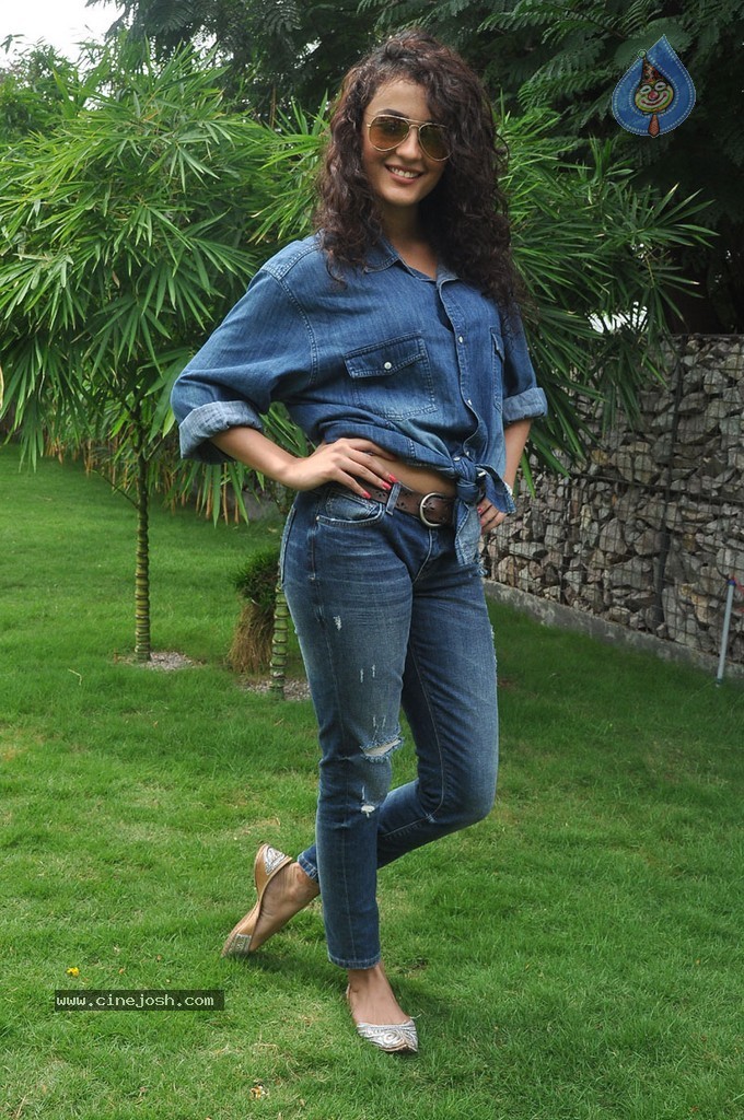 Seerath Kapoor New Pics - 42 / 143 photos