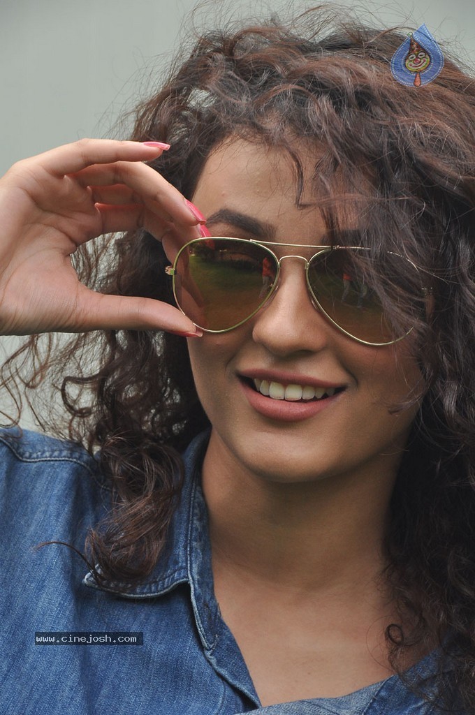 Seerath Kapoor New Pics - 67 / 143 photos