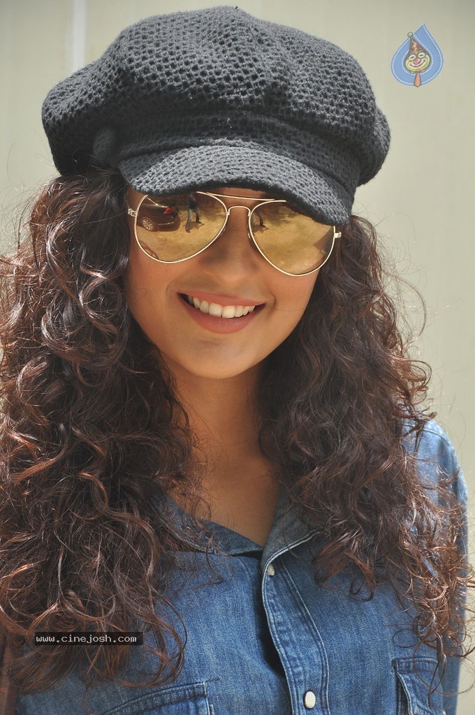 Seerath Kapoor New Pics - 74 / 143 photos