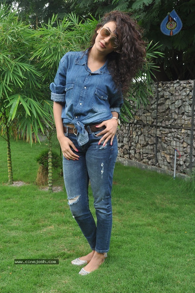 Seerath Kapoor New Pics - 81 / 143 photos