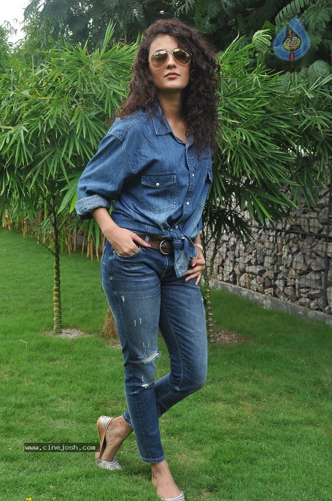 Seerath Kapoor New Pics - 86 / 143 photos