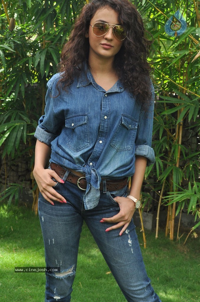 Seerath Kapoor New Pics - 97 / 143 photos