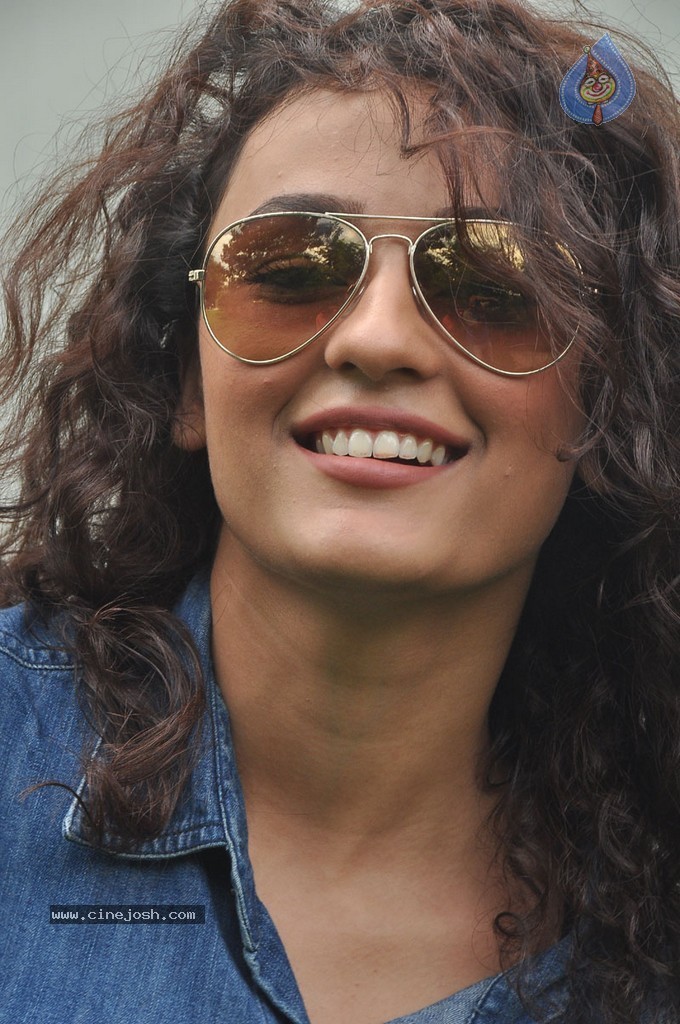 Seerath Kapoor New Pics - 101 / 143 photos