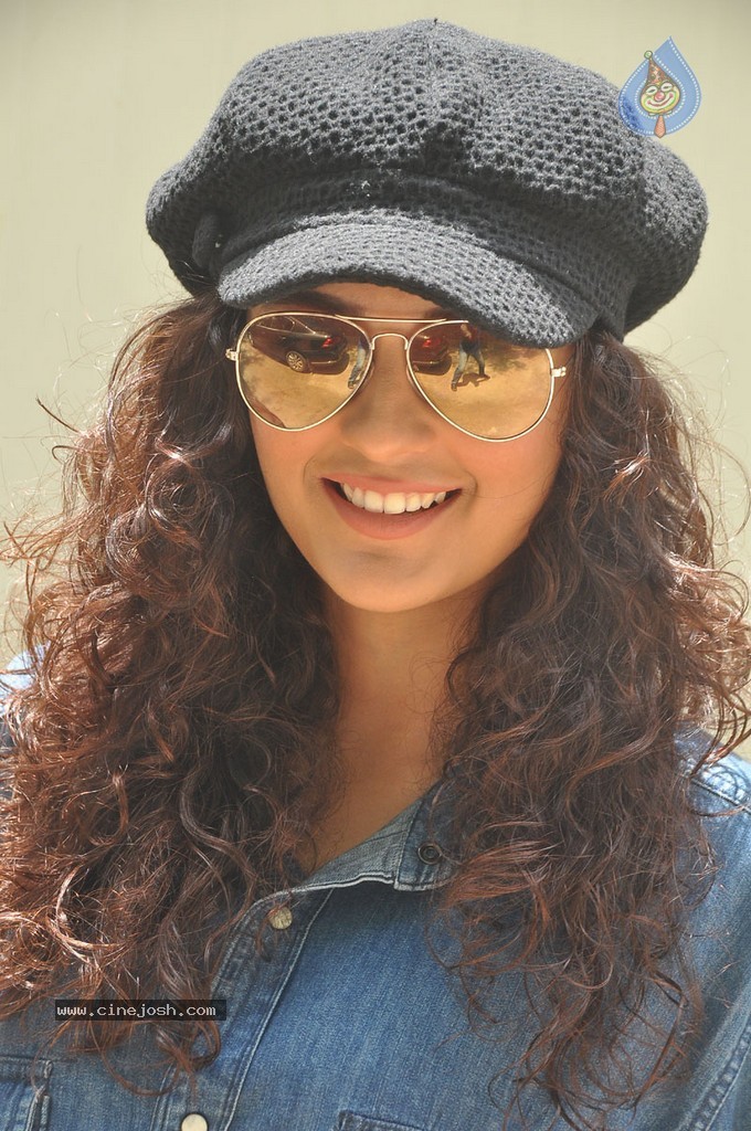 Seerath Kapoor New Pics - 123 / 143 photos