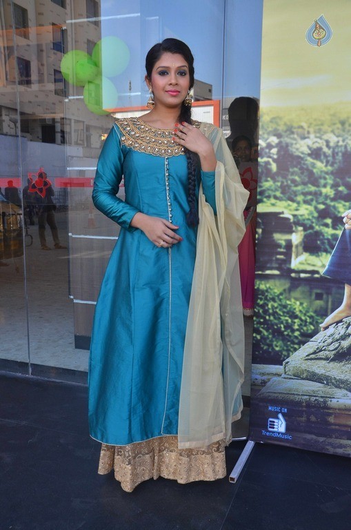 Shaini New Photos - 7 / 16 photos