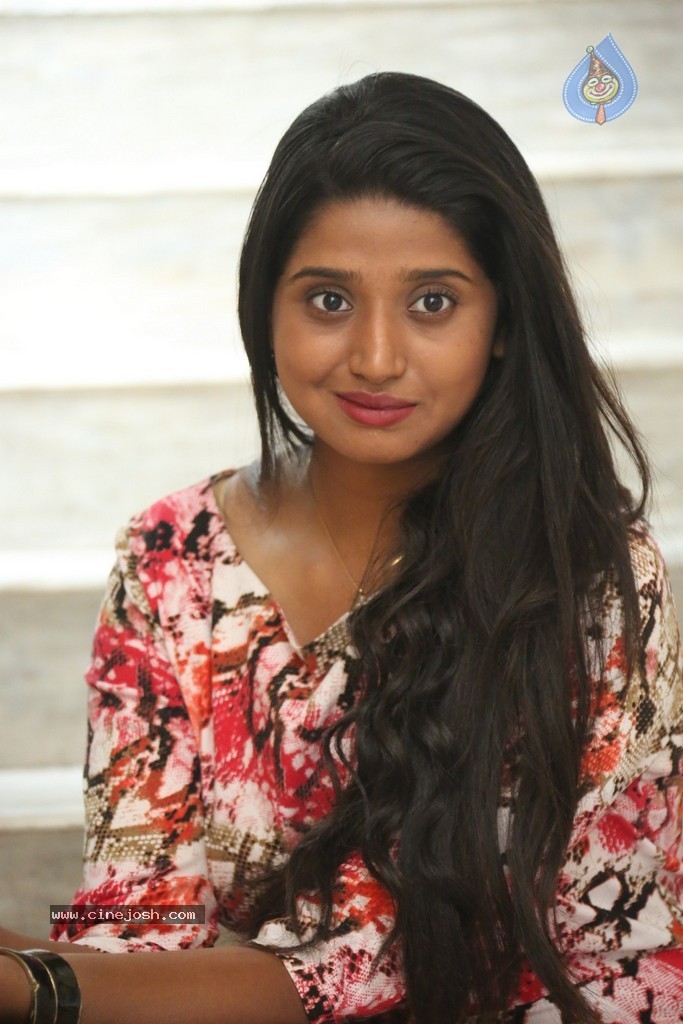 Shalini New Photos - 38 / 88 photos