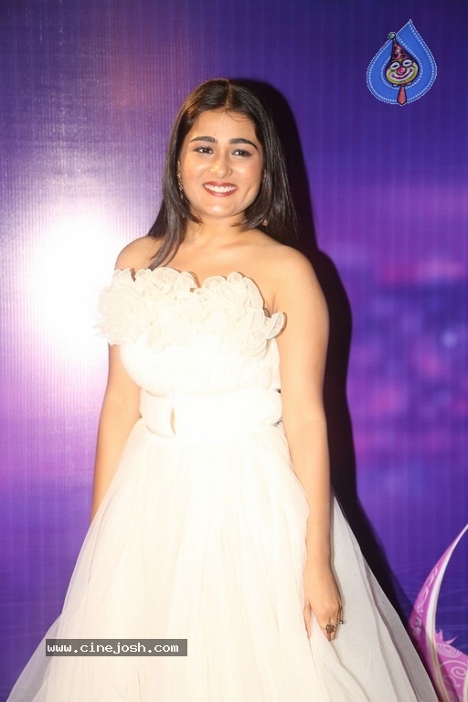 Shalini Pandey At Zee Apsara Awards - 8 / 9 photos