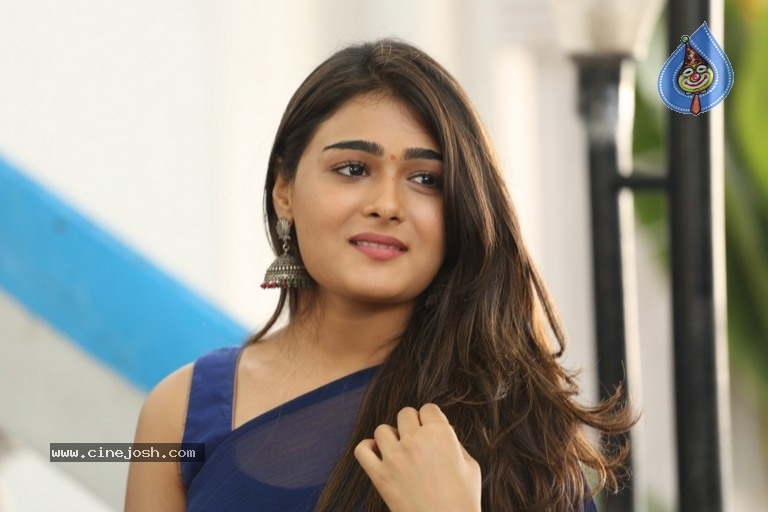 Shalini Pandey Latest Photos - 6 / 20 photos