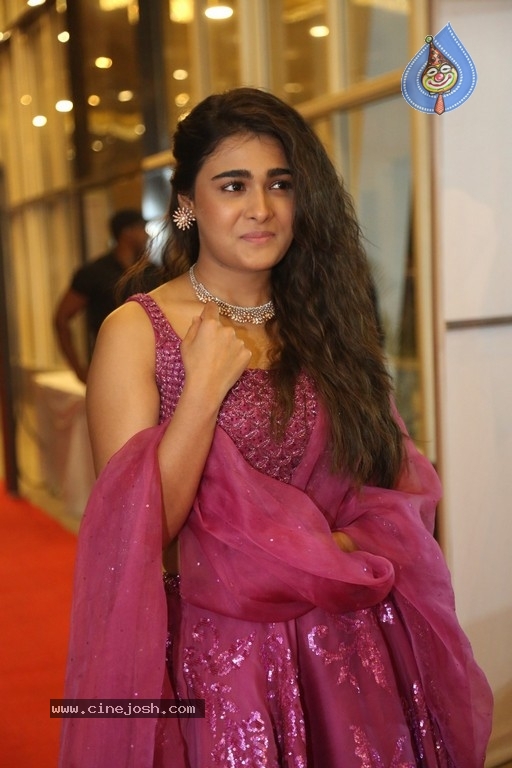 Shalini Pandey New Pics - 2 / 21 photos