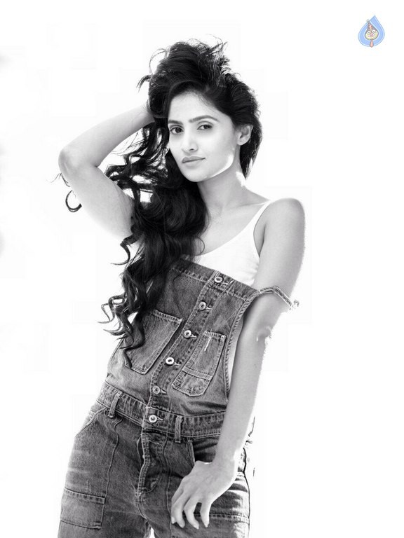 Shalini Vadnikatti New Photos - 8 / 34 photos