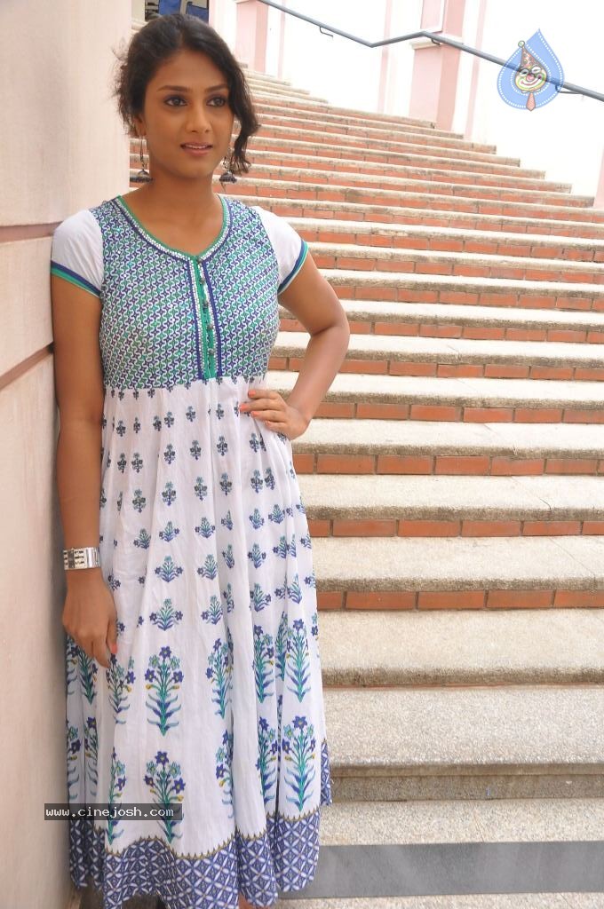 Shama Singh New Stills - 51 / 52 photos