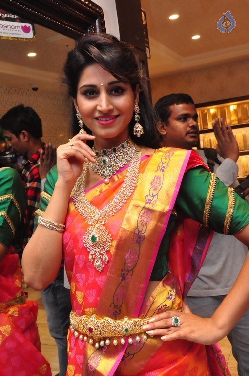 Shamili New Pics - 24 / 29 photos