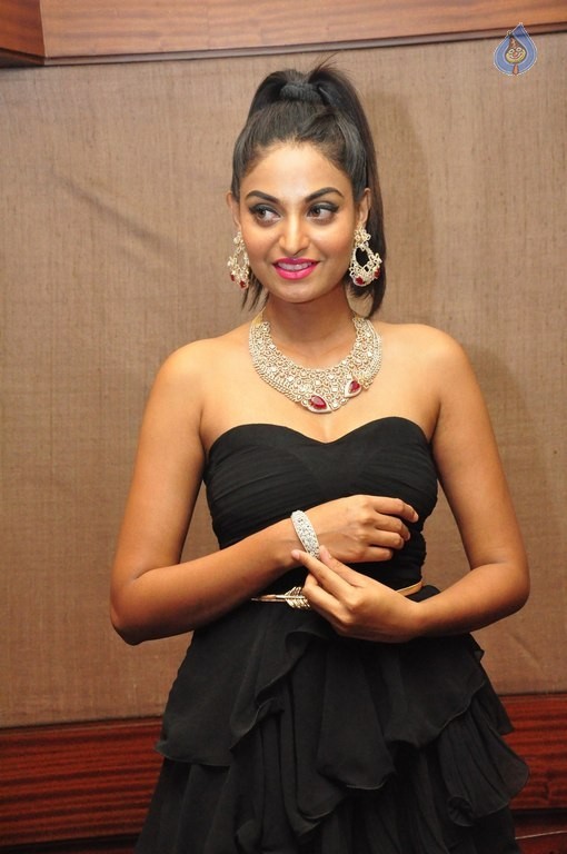 Sharon New Pics - 25 / 40 photos
