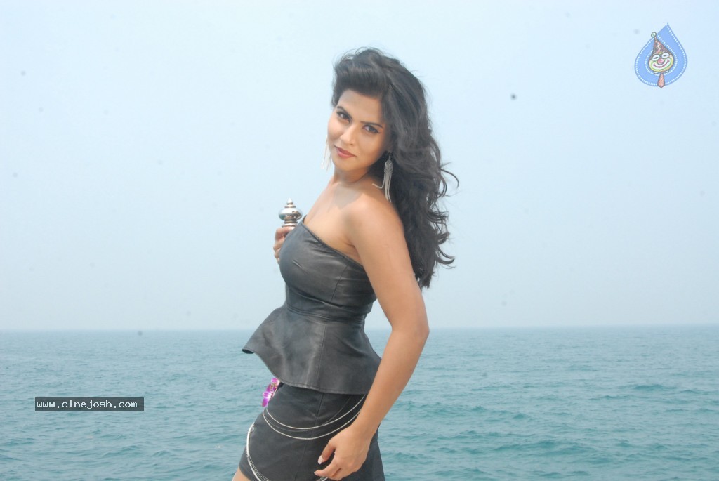 Sharmila Mandre New Stills - 3 / 20 photos