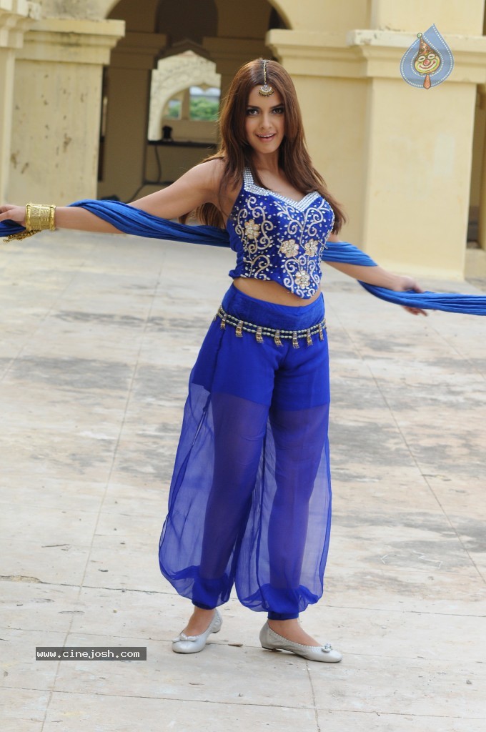 Shazahn Padamsee Latest Stills  - 37 / 110 photos